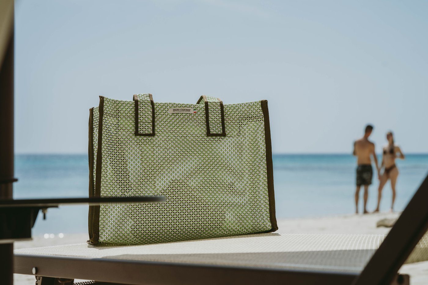 Borsa verde Second Life – primo piano borsa con coppia sullo sfondo