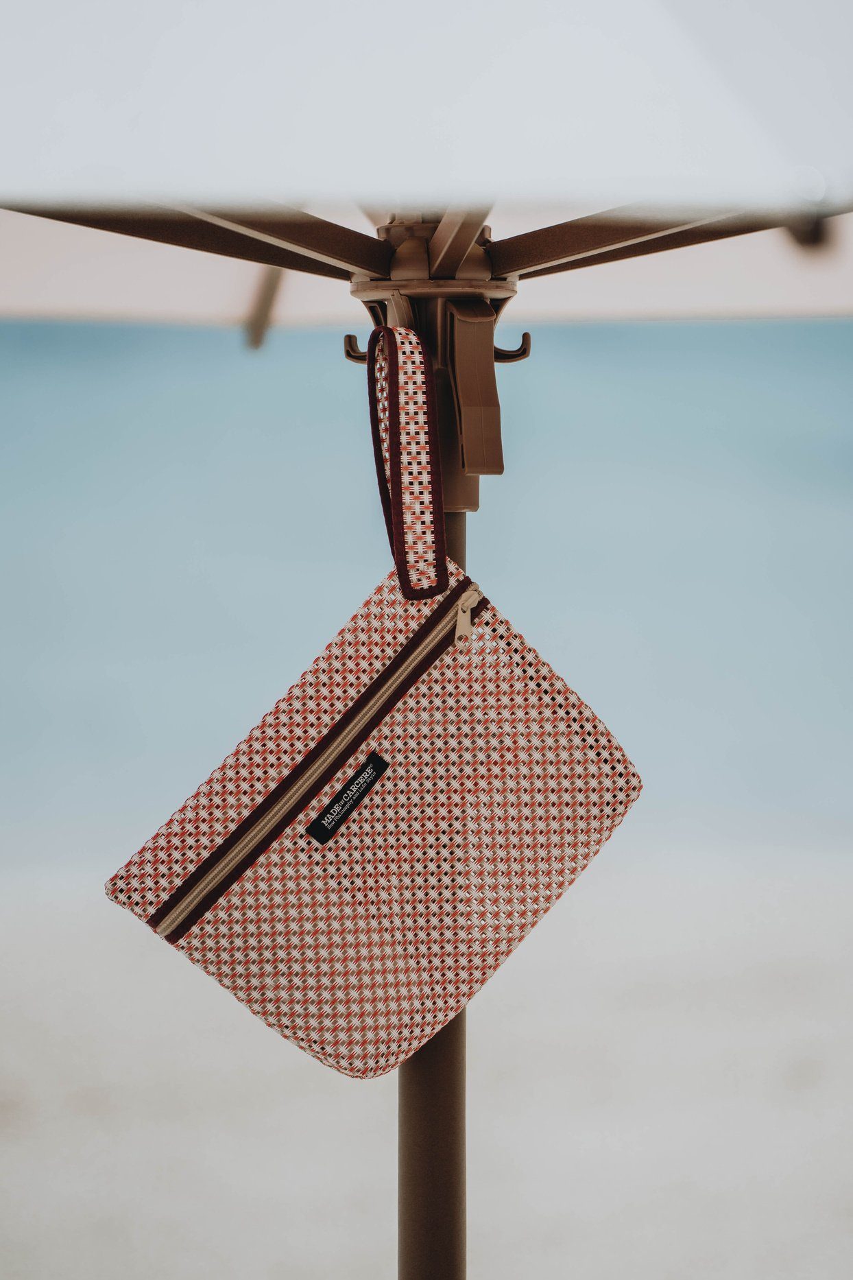 Pochette borsellino artigianale Second Life appeso su struttura da spiaggia – prodotto intero visibile